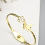 Bracelet jonc doré femme motif fleur et papillon strass – Image 2