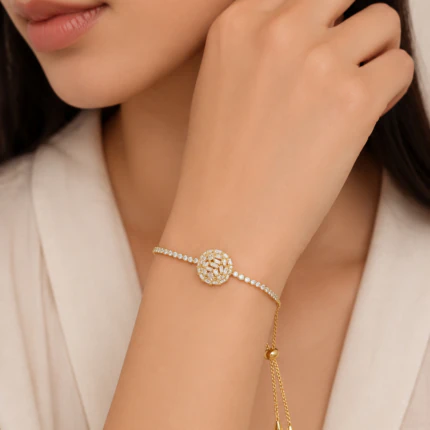 Bracelet doré femme ajustable à motif rond brillant et rang de strass porté au poignet