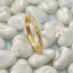 Bracelet jonc doré femme motif ajouré et détails brillants