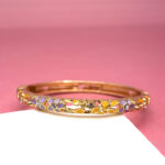 Bracelet jonc doré femme fleurs colorées détails brillants