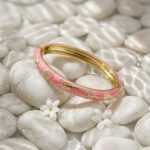 Bracelet jonc doré femme rose motifs floraux brillants – Image 3