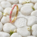 Bracelet jonc doré femme rose motifs floraux brillants – Image 2