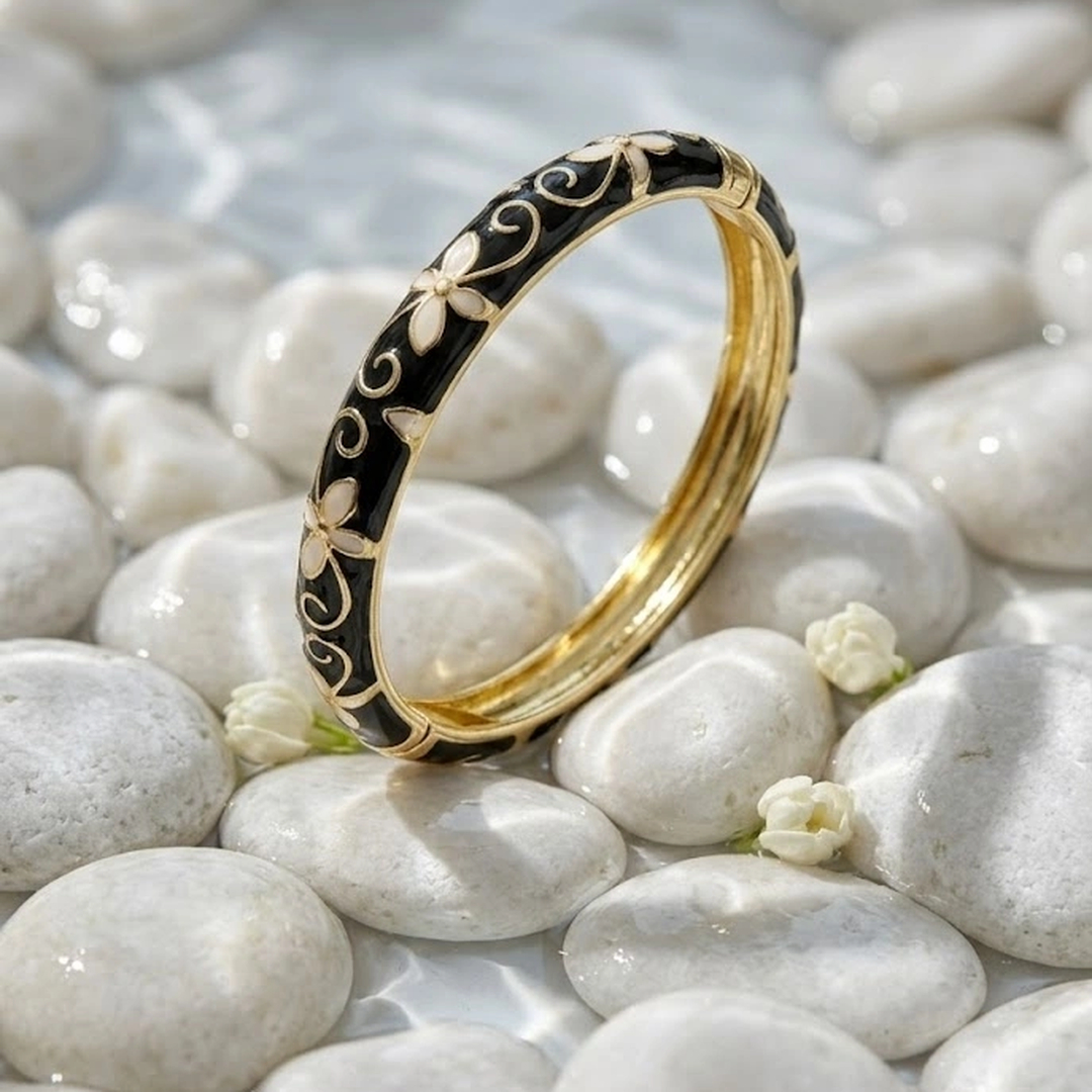 LV-BR-72-1 Bracelet jonc doré femme noir motifs fleurs blanches – Image 1