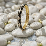 Bracelet jonc doré femme noir motifs fleurs blanches – Image 2