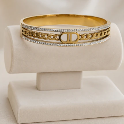 Bracelet jonc doré femme à maille chaîne centrale et deux lignes de strass sur présentoir crème