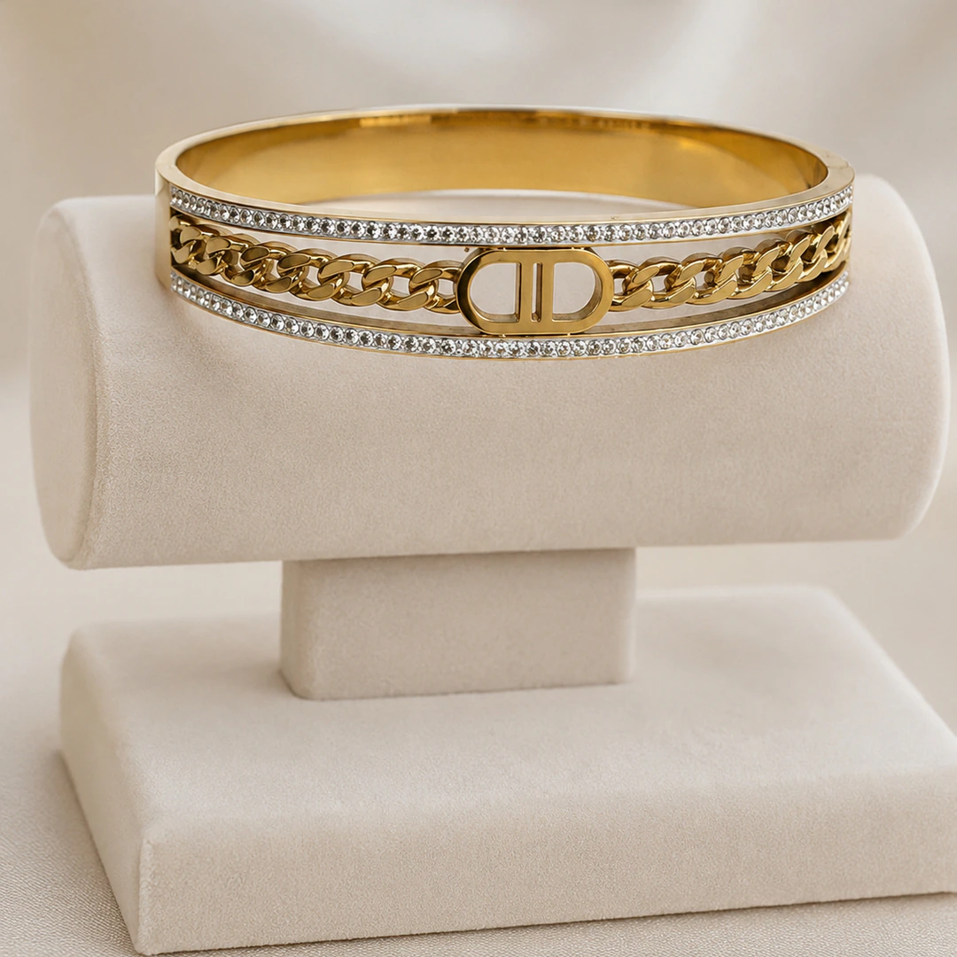 Bracelet jonc doré femme à maille chaîne centrale et deux lignes de strass sur présentoir crème