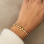 Bracelet jonc doré femme motif nœud détails brillants