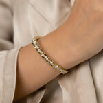 Bracelet jonc doré femme détails ondulés brillants – Image 3