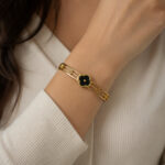 Bracelet jonc doré femme fleur noire et motif ajouré