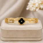 Bracelet jonc doré femme fleur noire et motif ajouré – Image 4