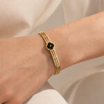 Bracelet jonc doré femme fleur noire et motif ajouré – Image 2