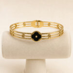 Bracelet jonc doré femme fleur noire et motif ajouré – Image 3