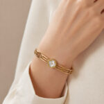 Bracelet jonc doré ajouré fleur blanche chic femme