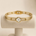 Bracelet jonc doré ajouré fleur blanche chic femme – Image 3