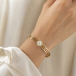 Bracelet jonc doré ajouré fleur blanche chic femme – Image 2