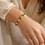 Bracelet jonc doré à bord perlé fleurs noires femme