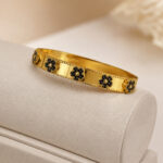 Bracelet jonc doré à bord perlé fleurs noires femme – Image 3