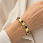 Bracelet jonc doré à bord perlé fleurs noires femme – Image 2