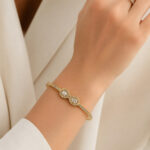 Bracelet jonc doré motif infini pierres claires femme – Image 3