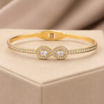 Bracelet jonc doré motif infini pierres claires femme – Image 2