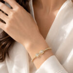 Bracelet jonc doré motif infini pierres claires femme