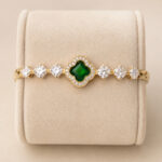 Bracelet doré trèfle vert pierres claires chic femme – Image 2