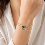 Bracelet doré trèfle vert pierres claires chic femme