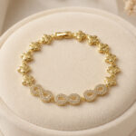 Bracelet doré femme motif infini et trèfles élégants – Image 2