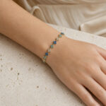 Bracelet doré femme fleurs bleues et détails scintillants – Image 3