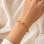 Bracelet doré femme fleurs ajourées et détails brillants – Image 3