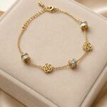 Bracelet doré femme fleurs ajourées et détails brillants – Image 2