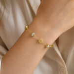 Bracelet doré femme fleurs ajourées et détails brillants