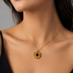 Parure dorée collier pendentif noir boucles ajourées femme – Image 2