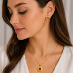 Parure dorée collier pendentif noir boucles ajourées femme