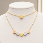 Parure dorée collier double rang et boucles rondes femme – Image 3