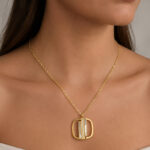 Parure dorée collier et boucles carrées ajourées femme – Image 2