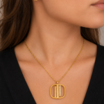 Parure dorée collier et boucles carrées ajourées femme