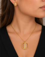 Parure dorée collier et boucles carrées ajourées femme