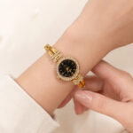 Coffret parure dorée montre et bijoux noirs femme chic – Image 4
