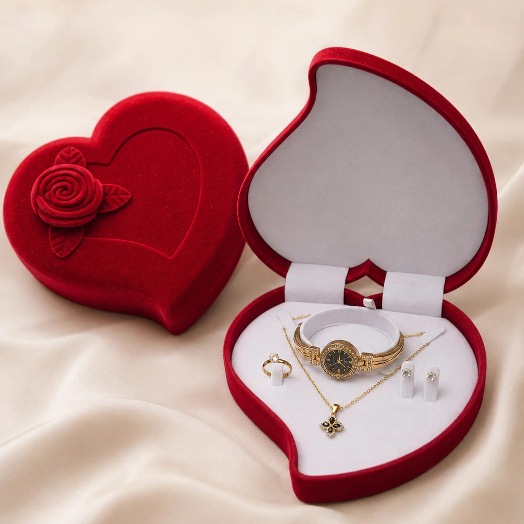 Coffret parure dorée femme dans un écrin cœur rouge : montre à cadran noir, collier trèfle noir, bague et puces