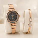 Montre rose doré à cadran noir bordé de strass et bracelet jonc infini sur présentoirs