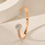 Bracelet jonc ouvert rose doré serti de strass et terminé par deux cristaux ronds
