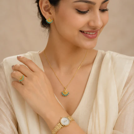 Femme souriante portant une montre dorée, un collier, une bague et des boucles à perles turquoise
