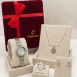 Coffret bijoux argenté femme montre et parure trèfle
