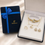 Coffret bijoux doré femme montre et parure fleur blanche – Image 5