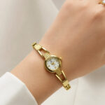 Coffret bijoux doré femme montre et parure fleur blanche – Image 3
