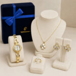 Coffret bijoux doré femme montre et parure fleur blanche