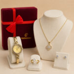 Coffret bijoux doré femme montre et parure trèfle élégant