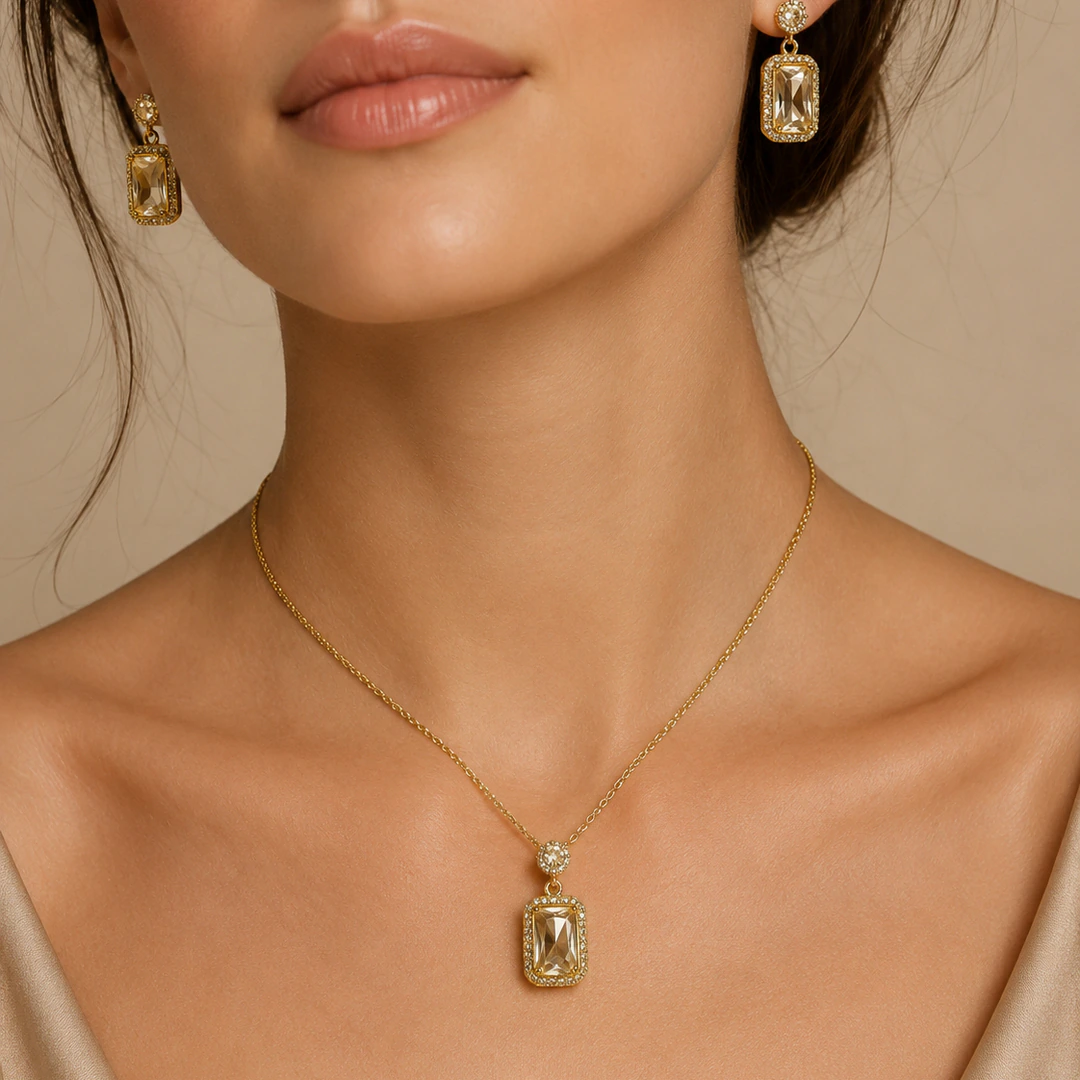 Collier chaîne fine doré à pendentif rectangulaire porté au cou avec boucles d'oreilles assorties