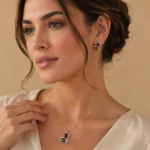 Parure dorée femme portée : collier pendentif trèfle à cœurs rouge, rose et vert, puces d'oreilles assorties